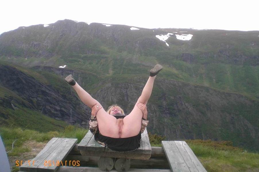 18P mature showing her cellulite body outdoor