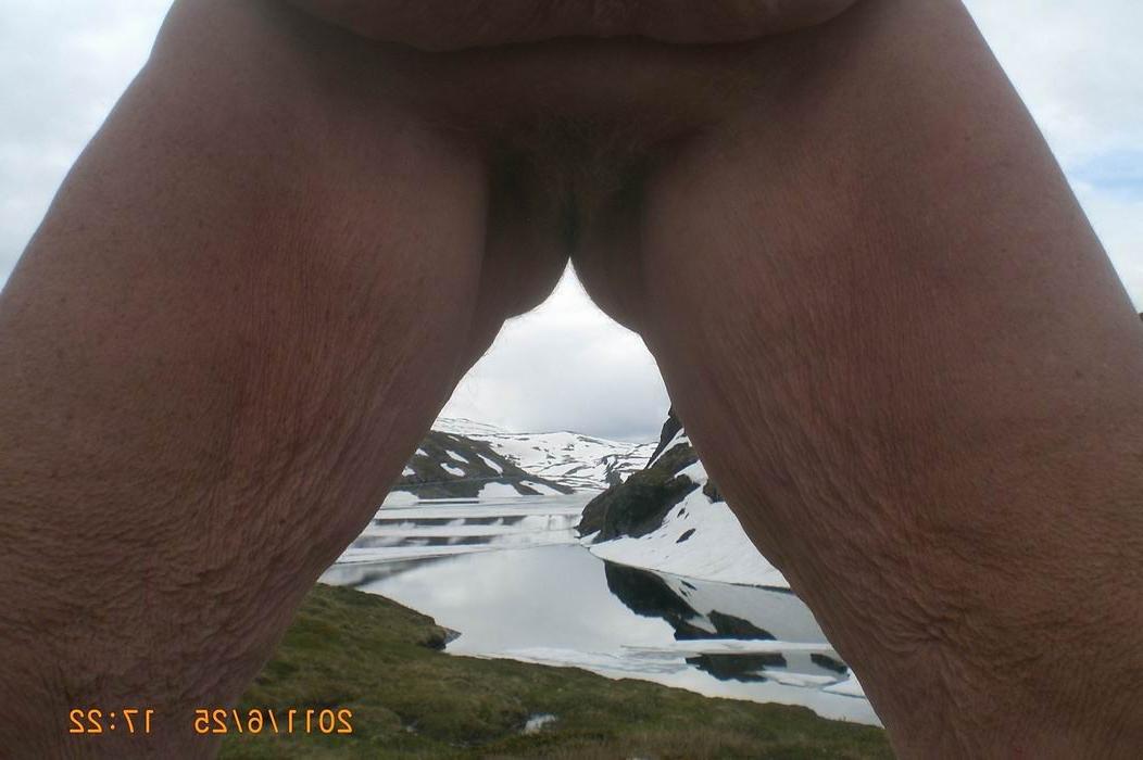 18P mature showing her cellulite body outdoor