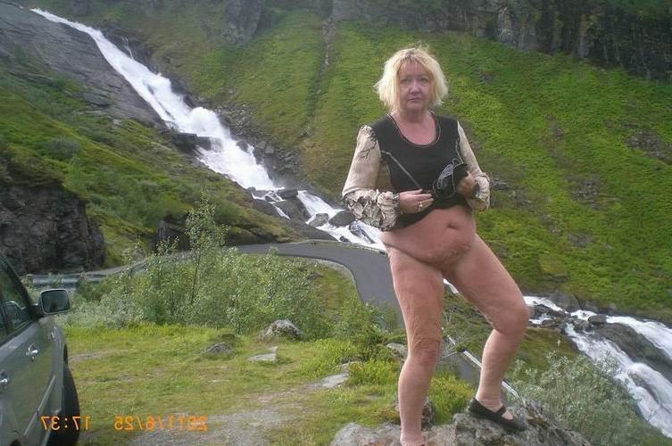 18P mature showing her cellulite body outdoor
