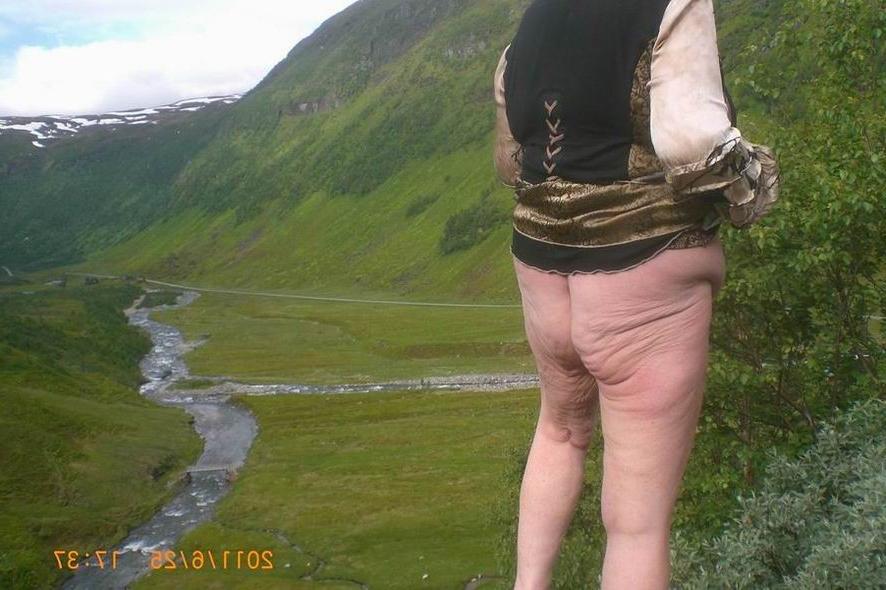 18P mature showing her cellulite body outdoor