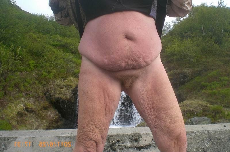 18P mature showing her cellulite body outdoor