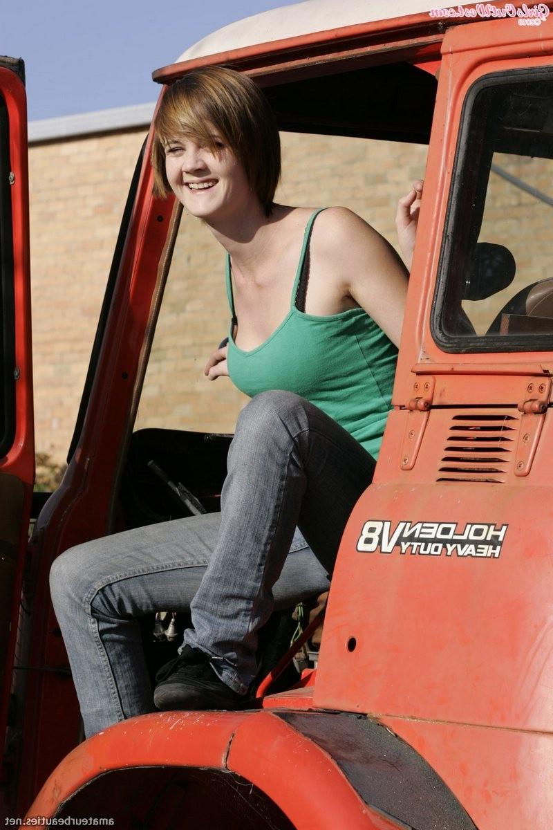 15P Cute aussie amateur spreading pussy outdoors
