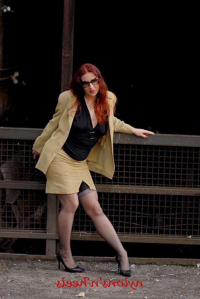 12P Redhead lady Justine in stockings spreading outdoors