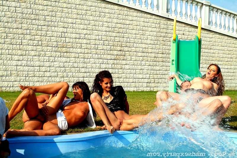 19P Babe fist fucking a trashy chicks cunt outdoor
