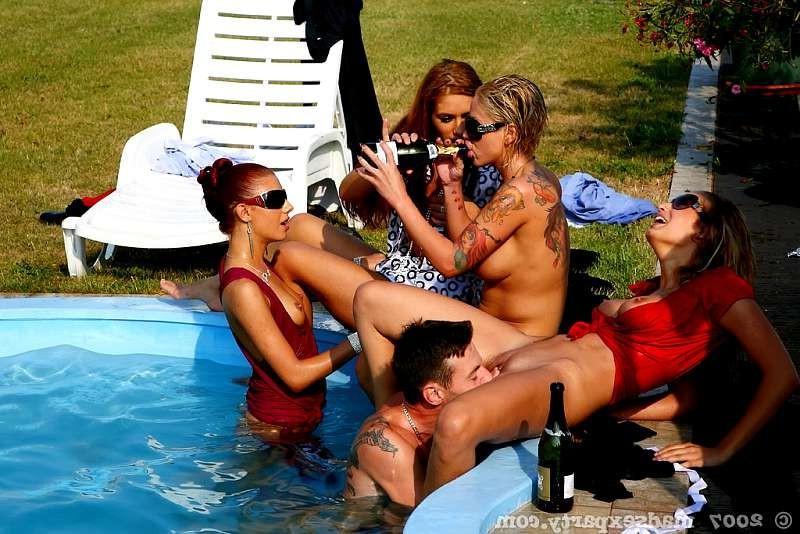 19P Babe fist fucking a trashy chicks cunt outdoor