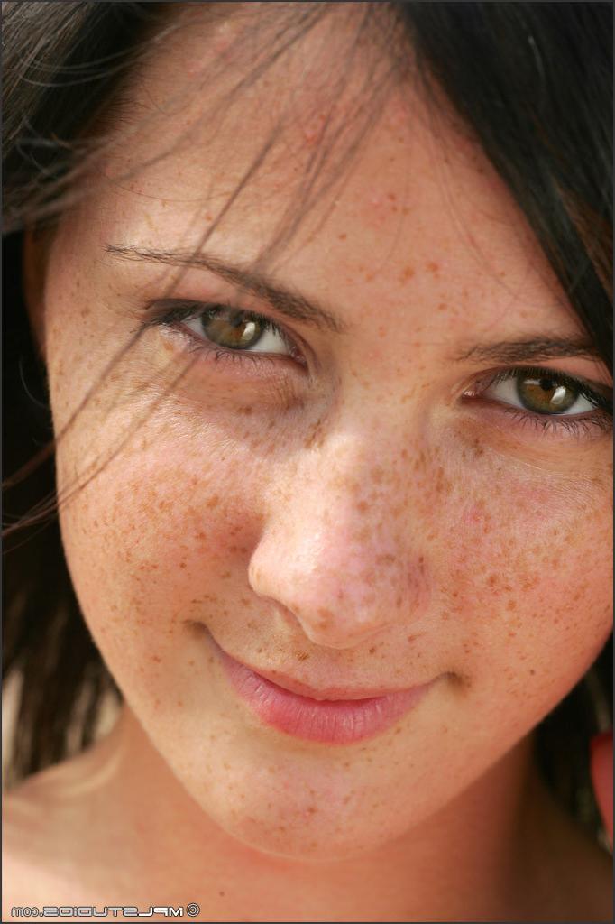 16P Brunette teen babe with huge pussy lips posing nude outdoors