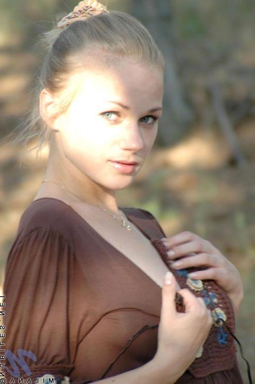 14P Verführerische heiße Blondine drückt sanft ihre riesigen Titten