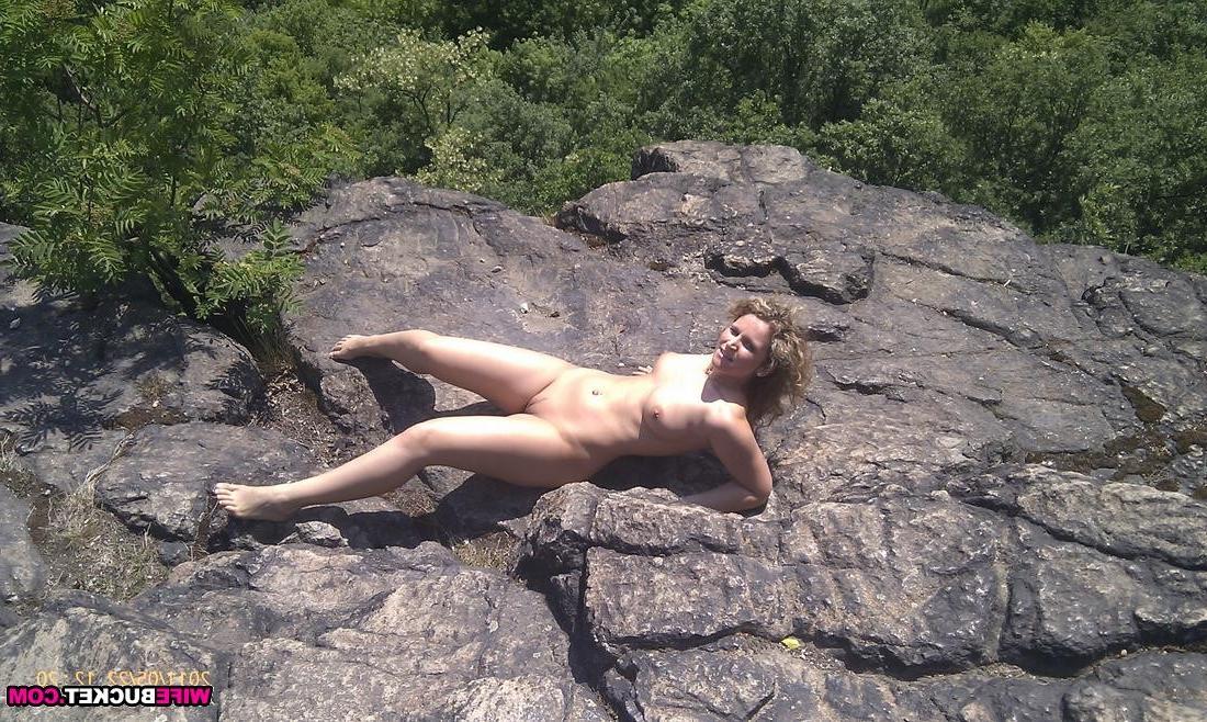 20P Outdoor blowjob from a hot MILF slut