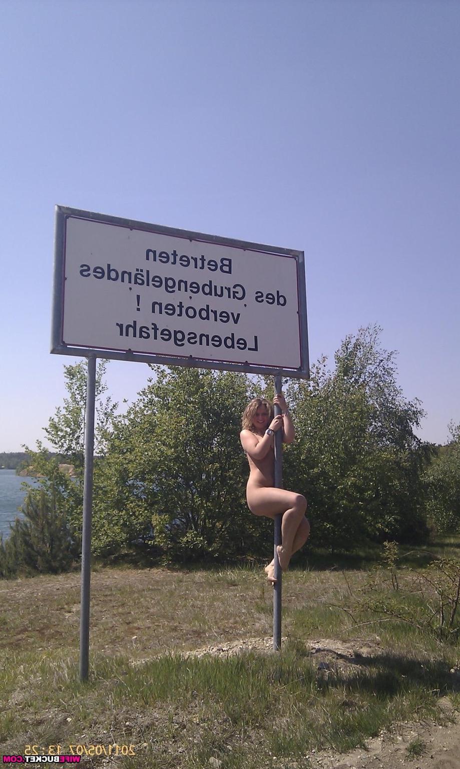 20P Outdoor blowjob from a hot MILF slut