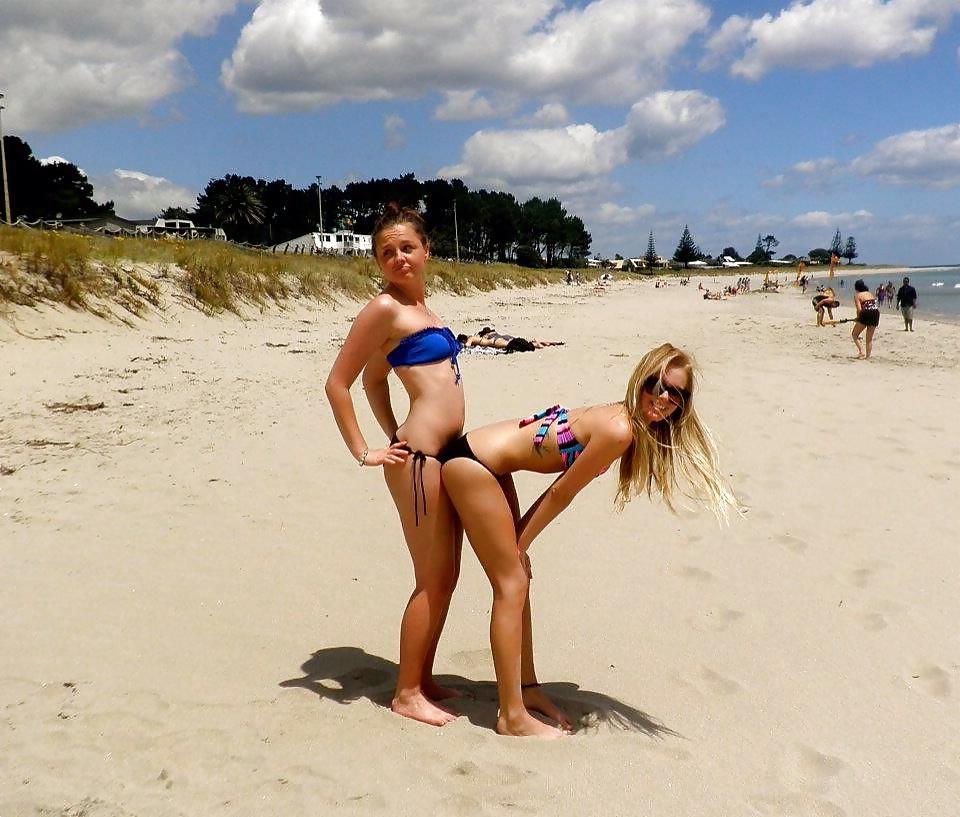 25P Amateur Bikini Girls
