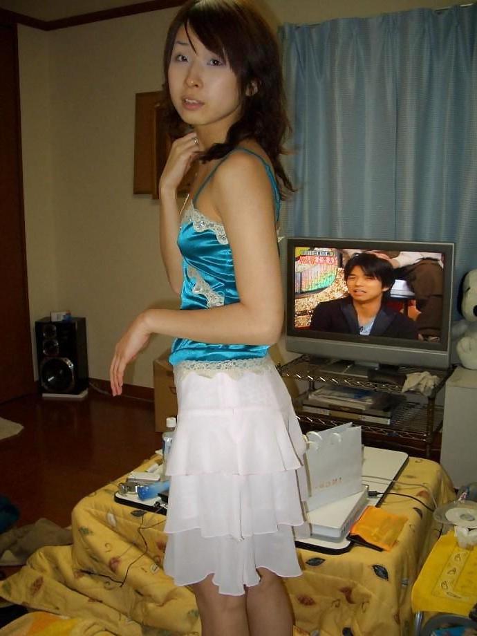 25P ASIAN AMATEUR WITH SHAVED PUSSY