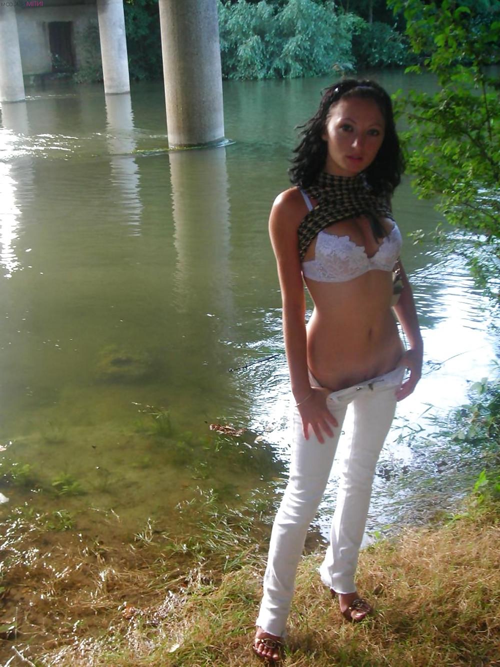 25P AMATEUR LEGS HIGH HEELS FLASHING BJ (WheelSex)