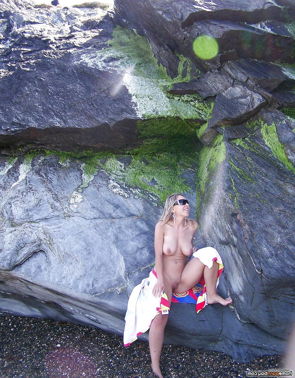 25P Cute amateur wife posing nude