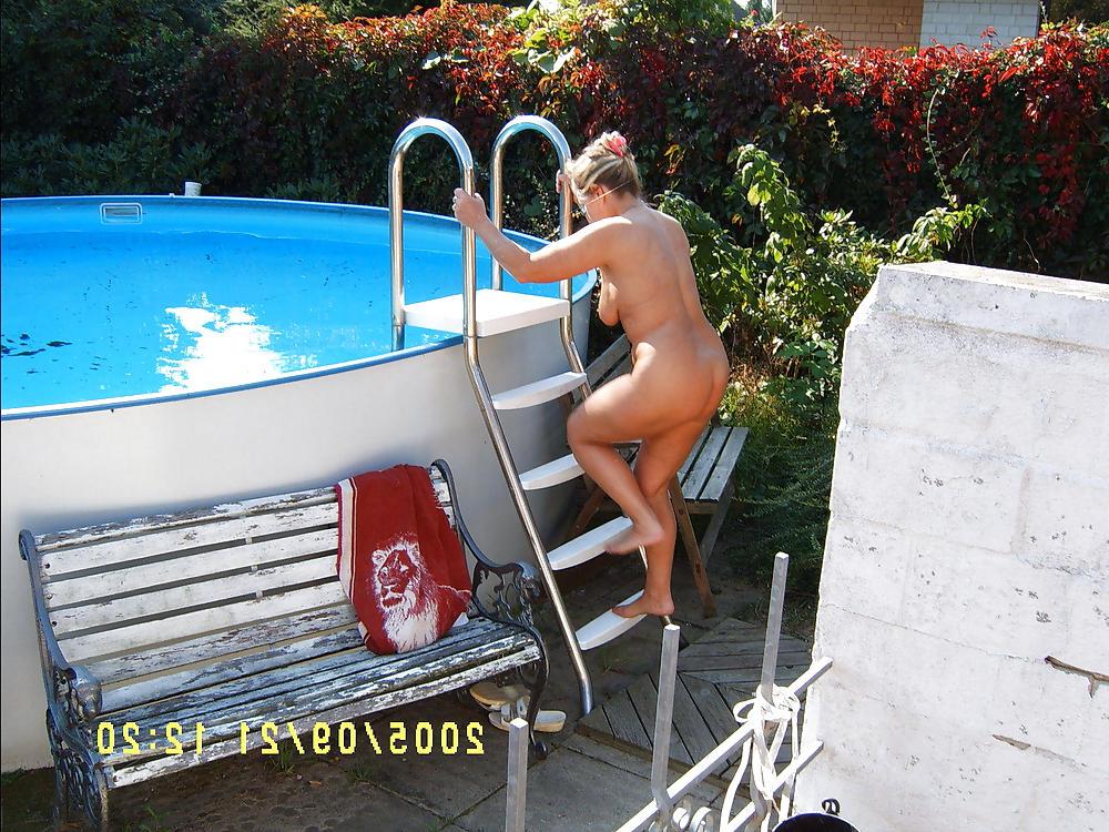 15P German amateur wife shows her nice natural body