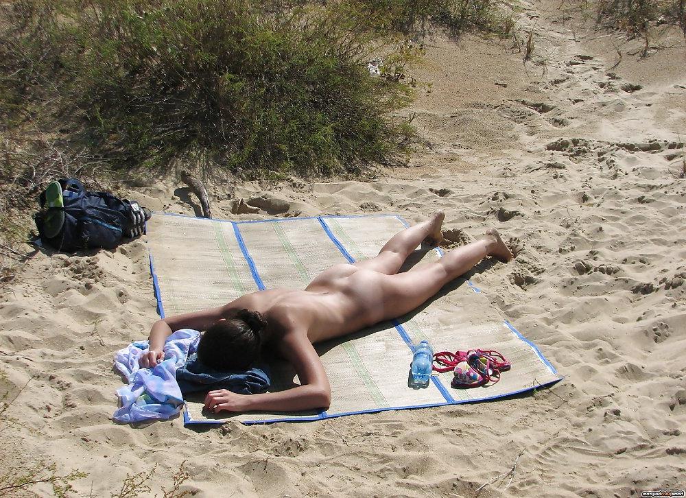 25P Amateur teen gf topless at beach