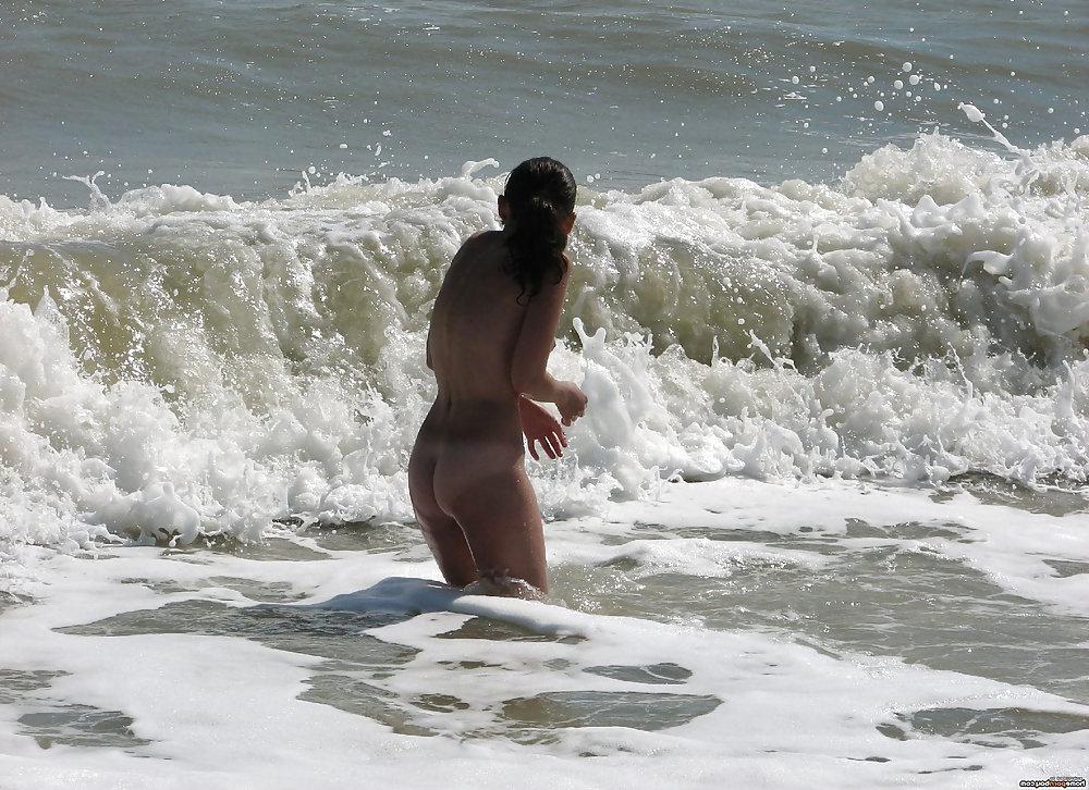 25P Amateur teen gf topless at beach