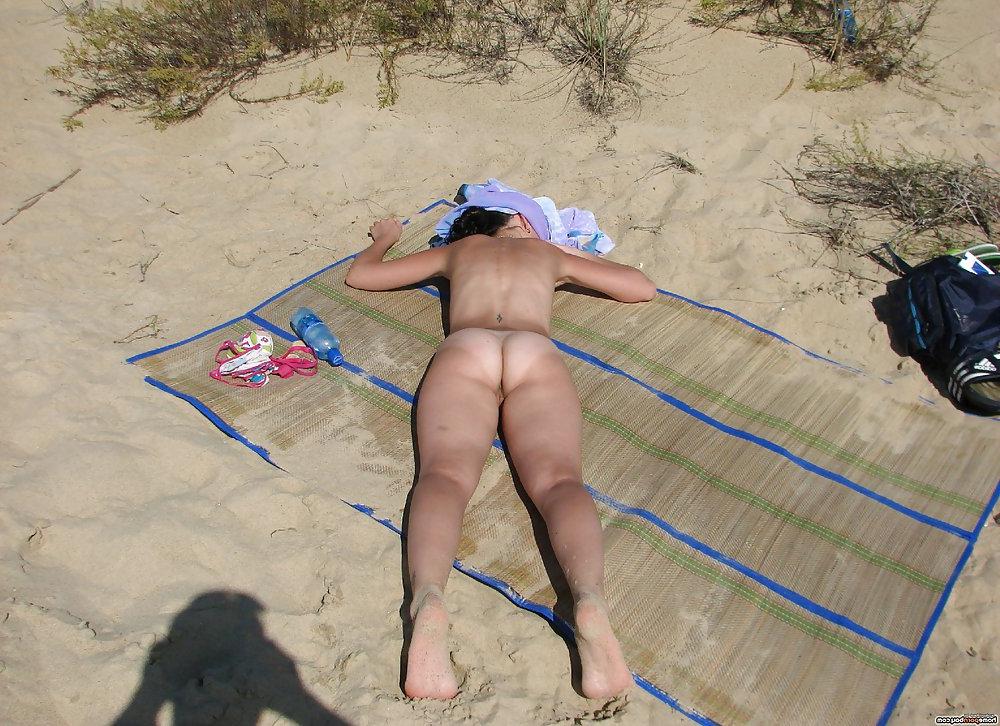 25P Amateur teen gf topless at beach