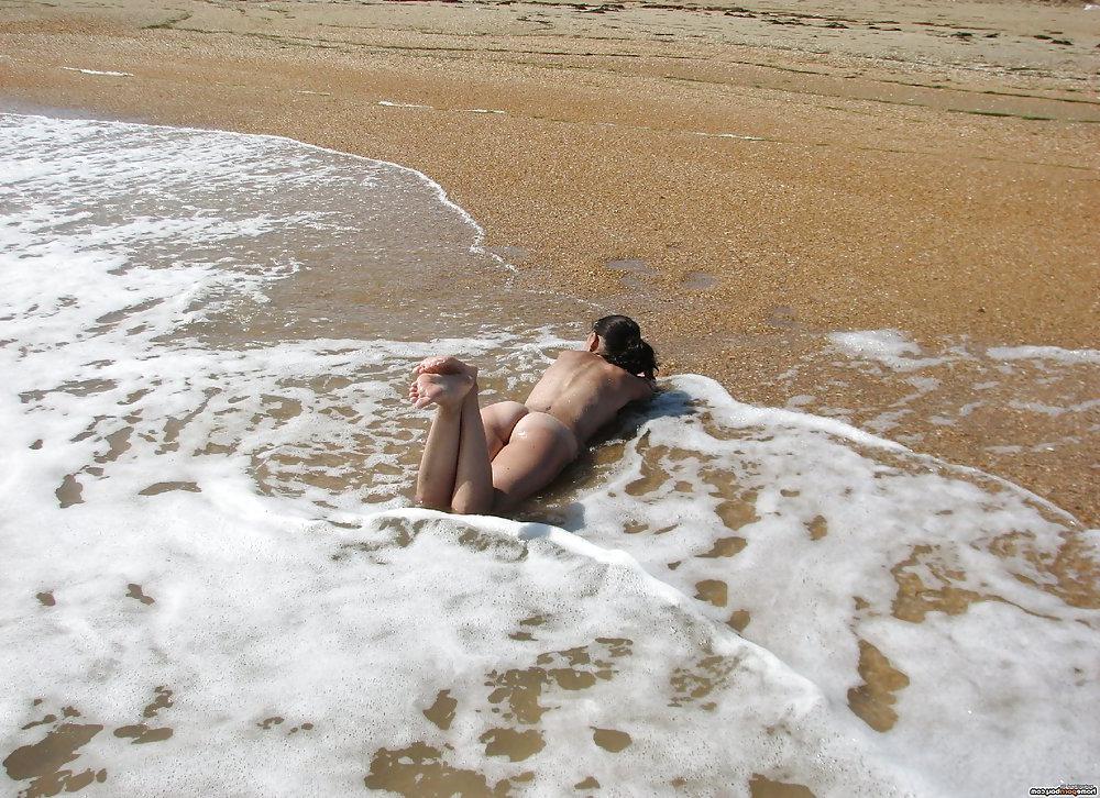 25P Amateur teen gf topless at beach