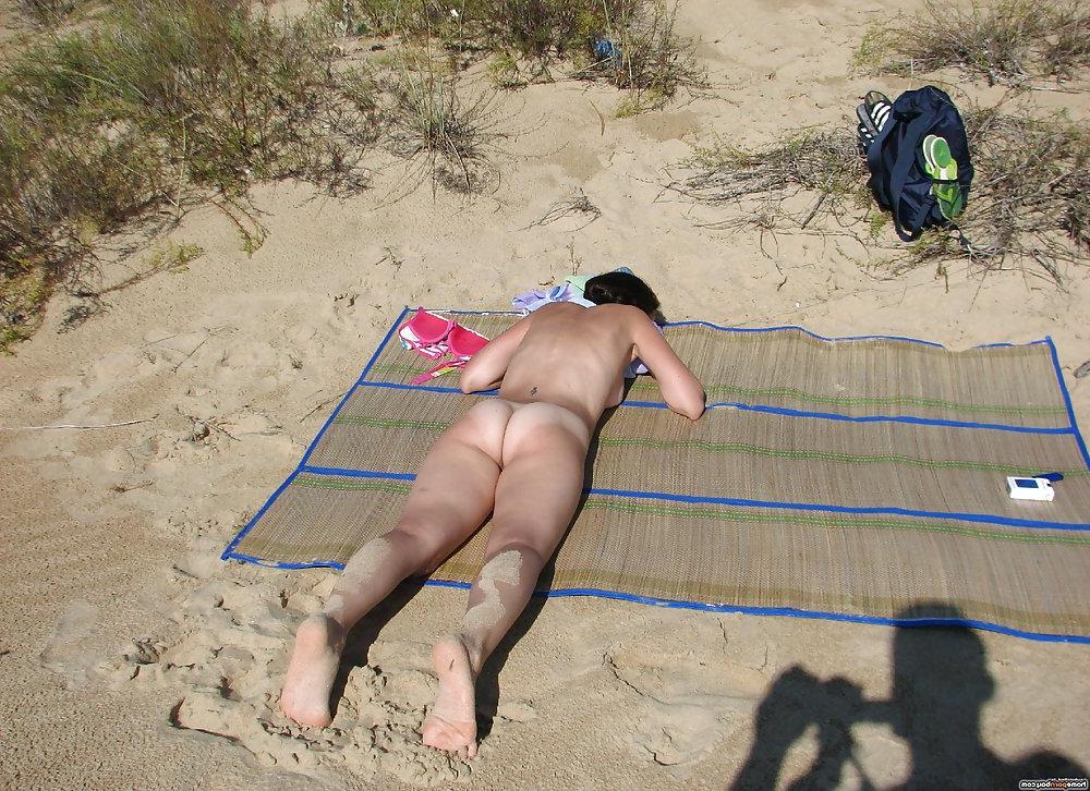 25P Amateur teen gf topless at beach