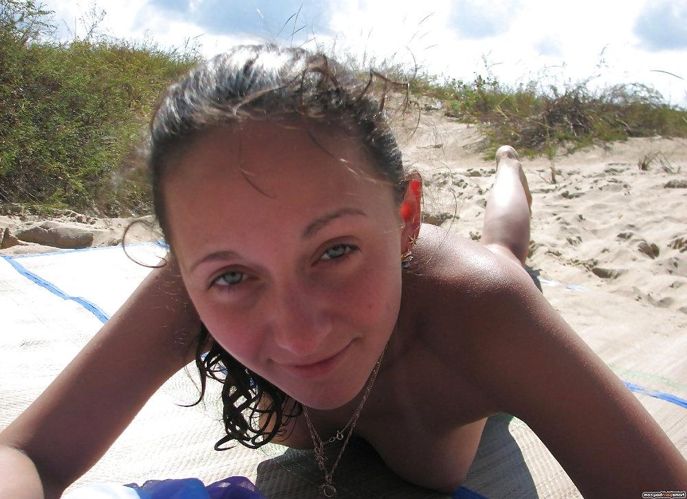 25P Amateur teen gf topless at beach