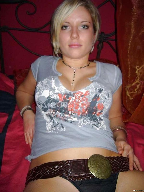 25P Sexy Blonde Amateur College Girl Posing