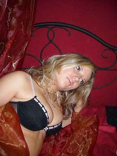 25P Sexy Blonde Amateur College Girl Posing