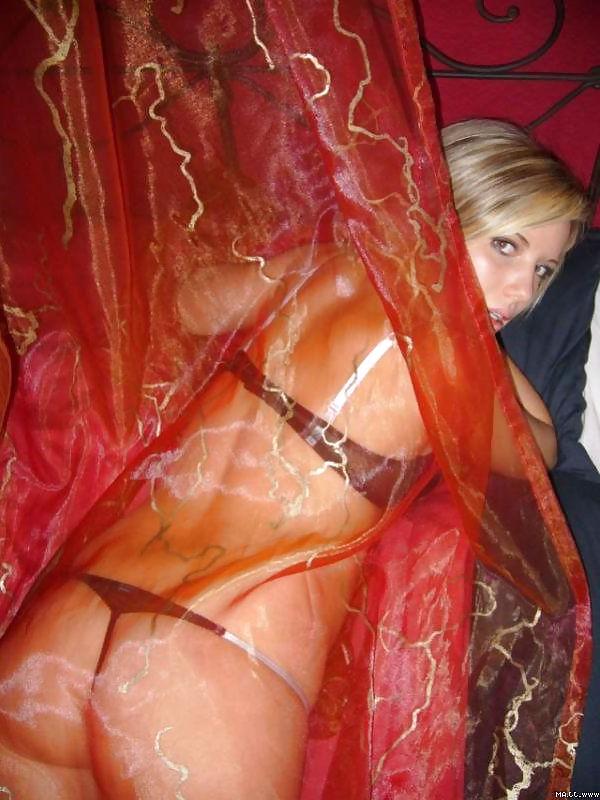 25P Sexy Blonde Amateur College Girl Posing