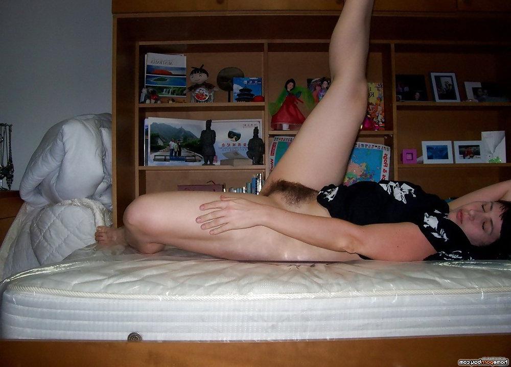 25P Amateur brunette wife posing naked