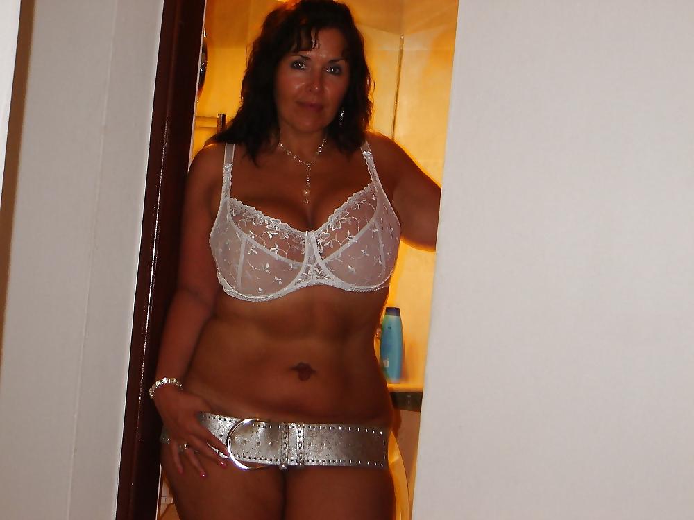 20P Mature busty amateur 1