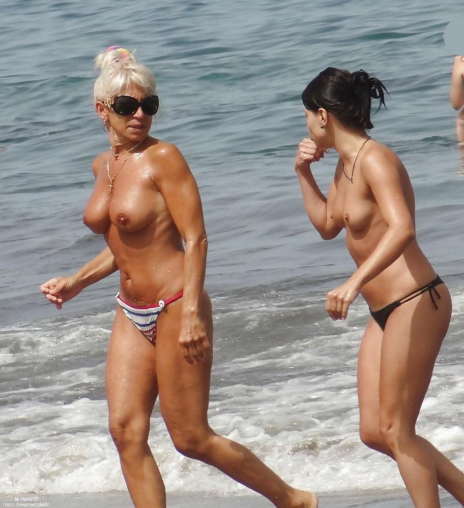 22P Only the best amateur mature ladies at the beach 7.