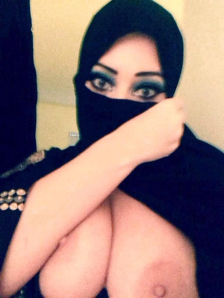 23P ARAB AMATEUR MUSLIM BEURETTE HIJAB BNAT BIG ASS vol.22