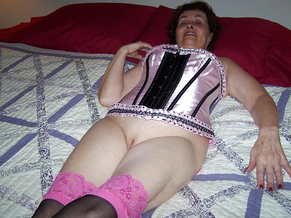 25P BRITISH REAL AMATEUR MILFS, MOMS & GRANNIES