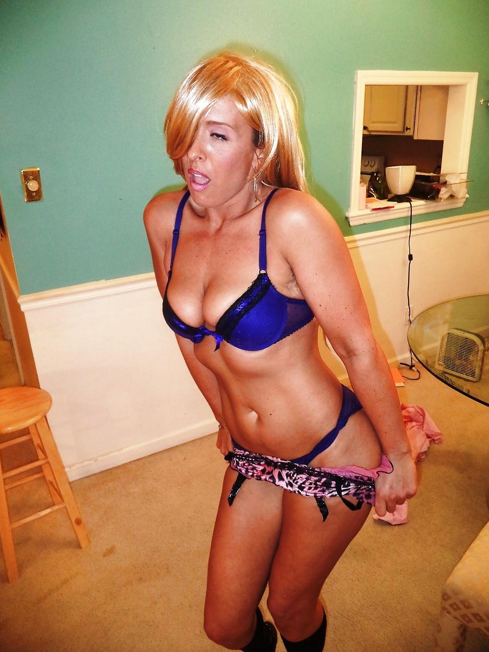 25P Amateur Blonde Exhibitionist Loves Showing Off Her Milf Body