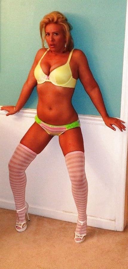 25P Amateur Blonde Exhibitionist Loves Showing Off Her Milf Body