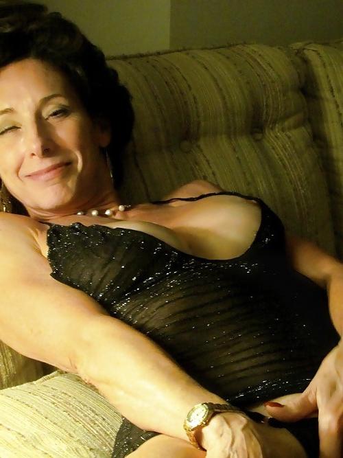 25P Amateur mature-stunning brunette part 1..
