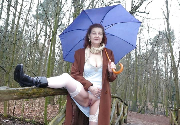 21P Amateur mature outdoor,s without panties
