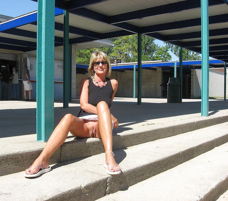 21P Amateur mature outdoor,s without panties