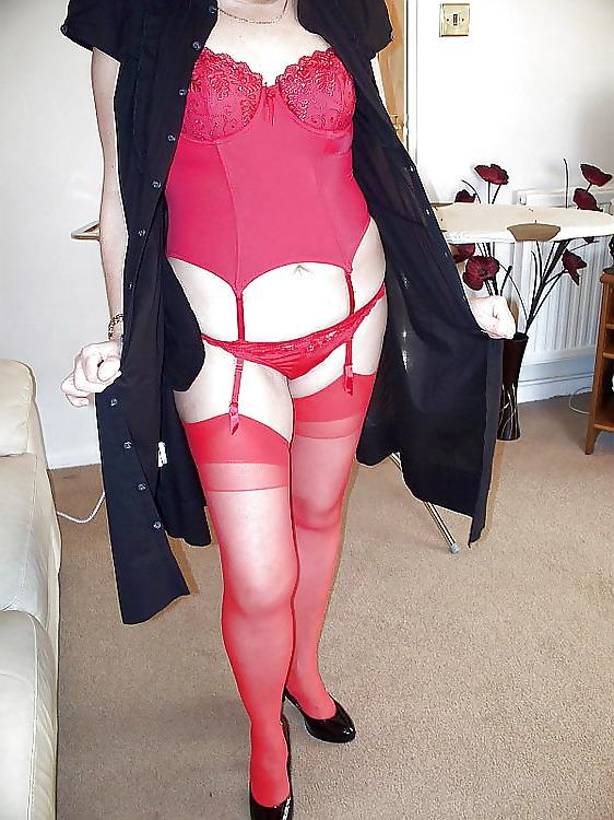 20P Amateur women in red stockings