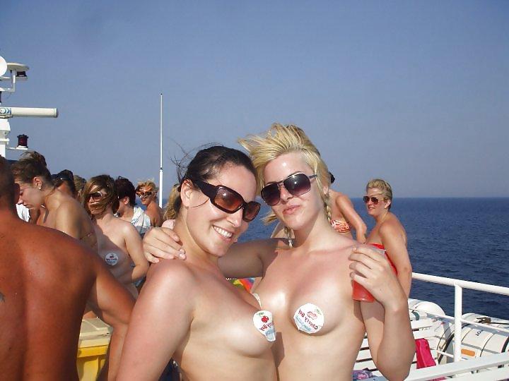 25P Amateur Girls on Holiday