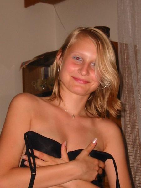 12P Amateur babes posing