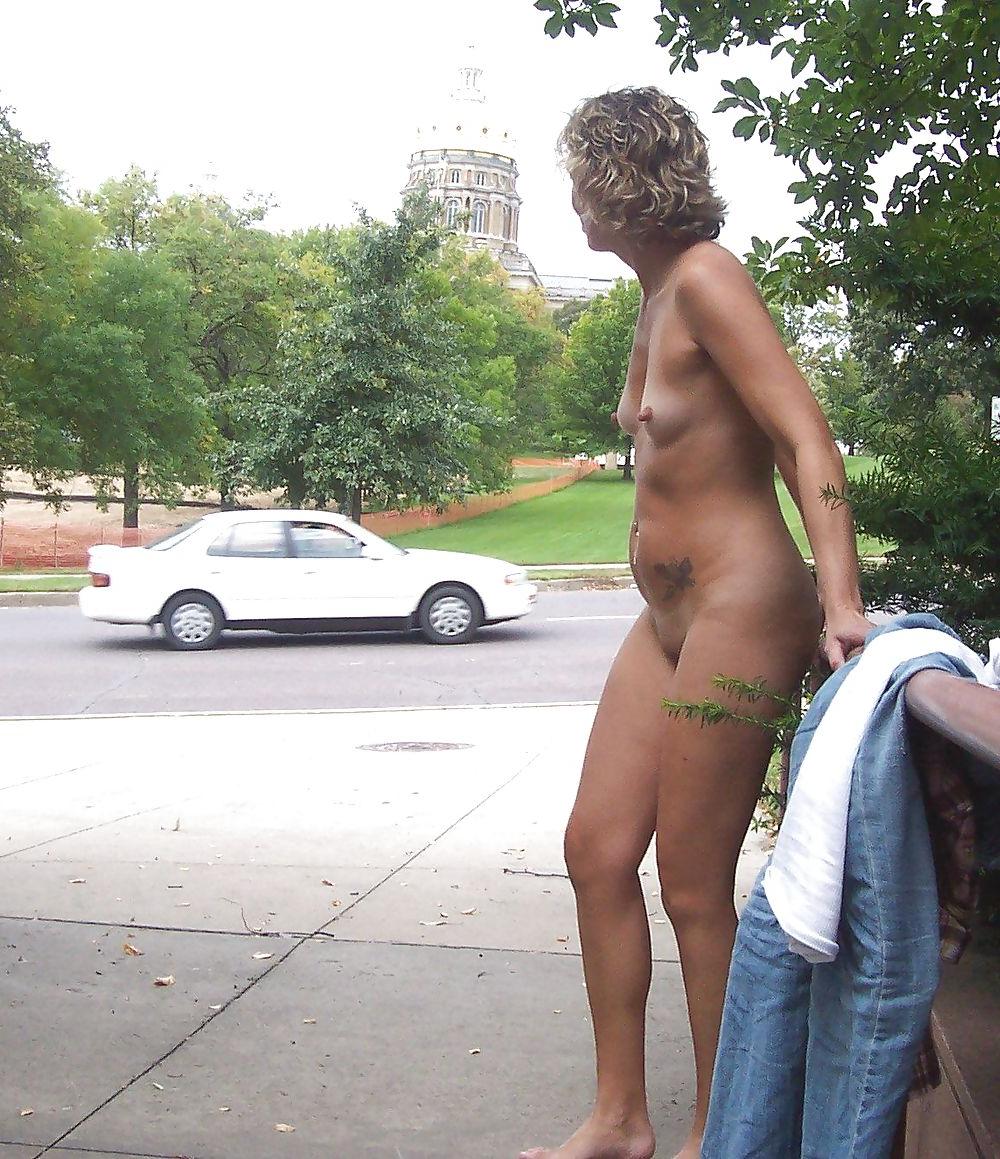 25P Amateur mature showing outdoors naked
