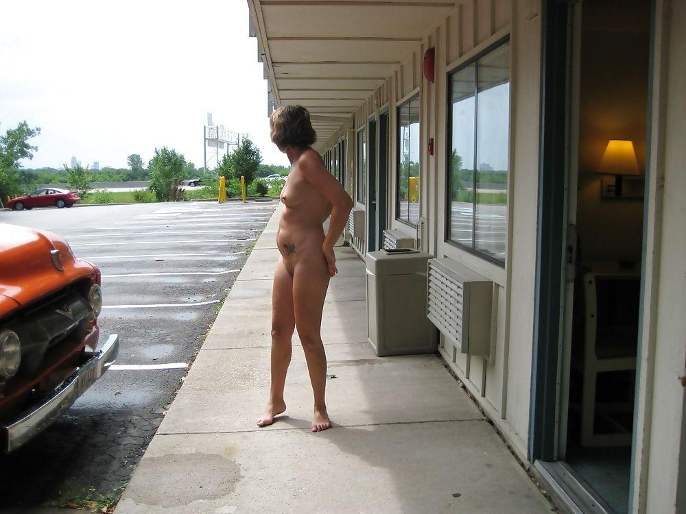 25P Amateur mature showing outdoors naked