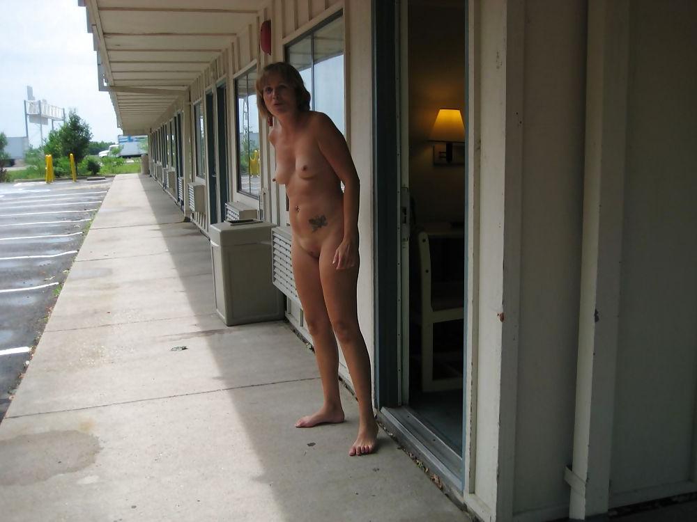 25P Amateur mature showing outdoors naked