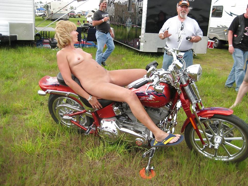 25P Amateur mature showing outdoors naked