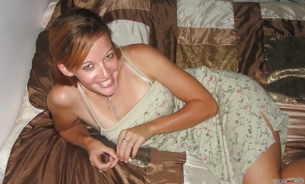 14P Amateur girl posing nude at home