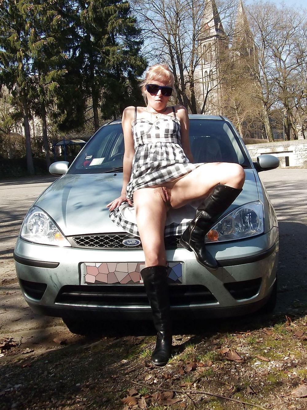 25P Amateur mature showing outdoors with out panties