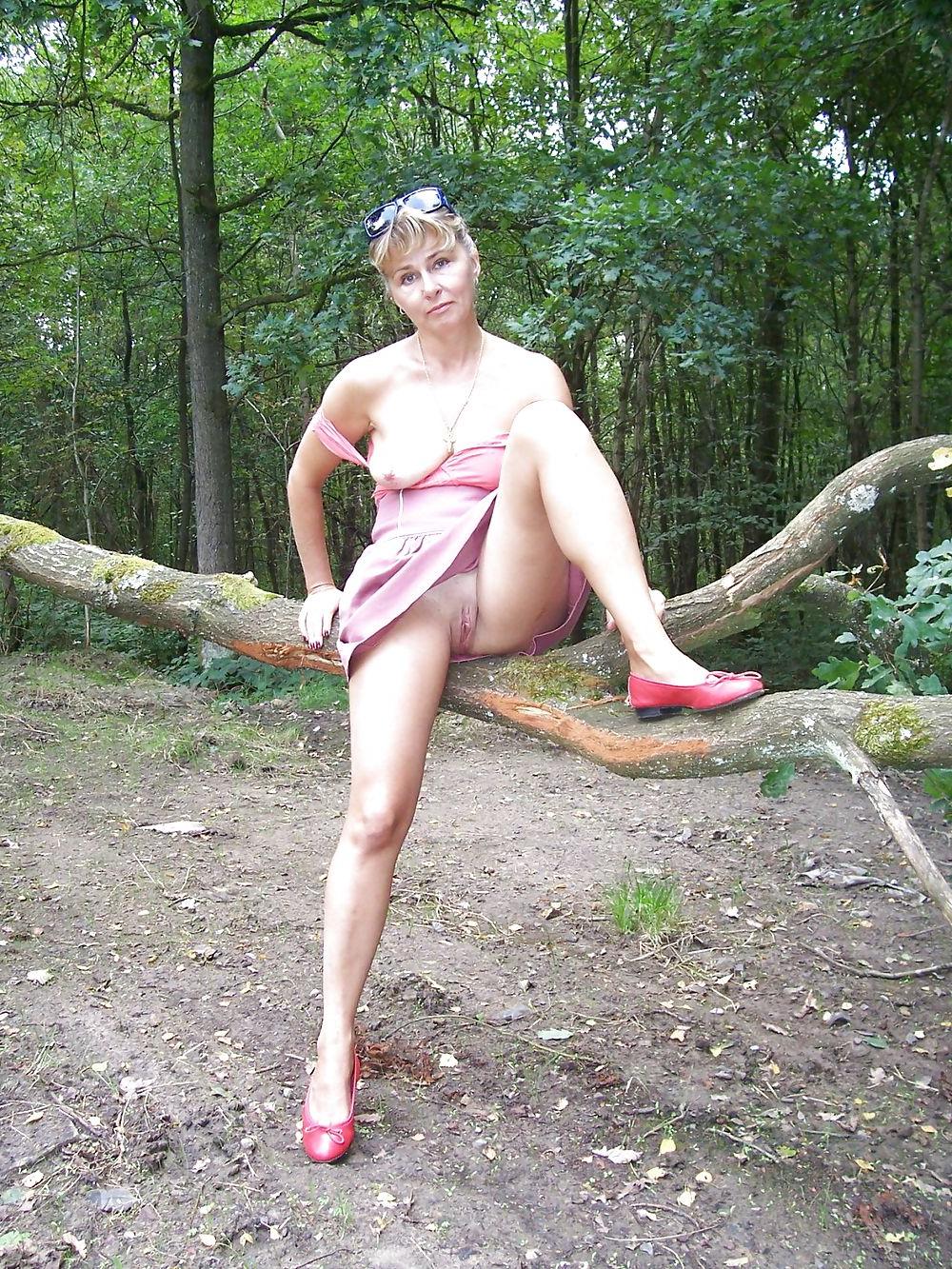 25P Amateur mature showing outdoors with out panties