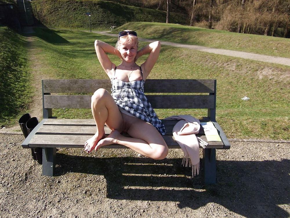 25P Amateur mature showing outdoors with out panties