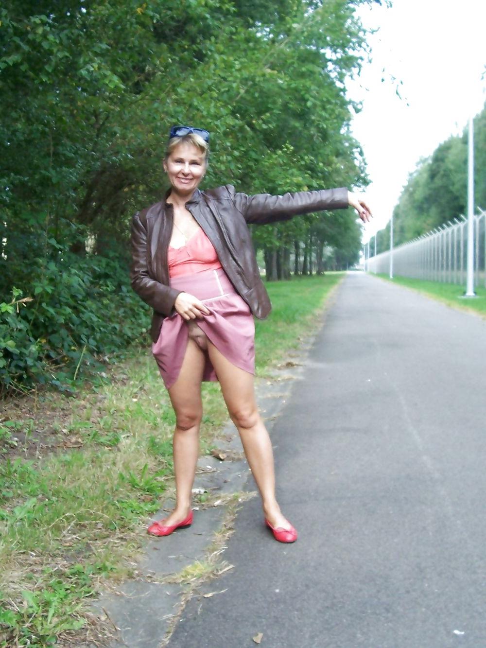 25P Amateur mature showing outdoors with out panties