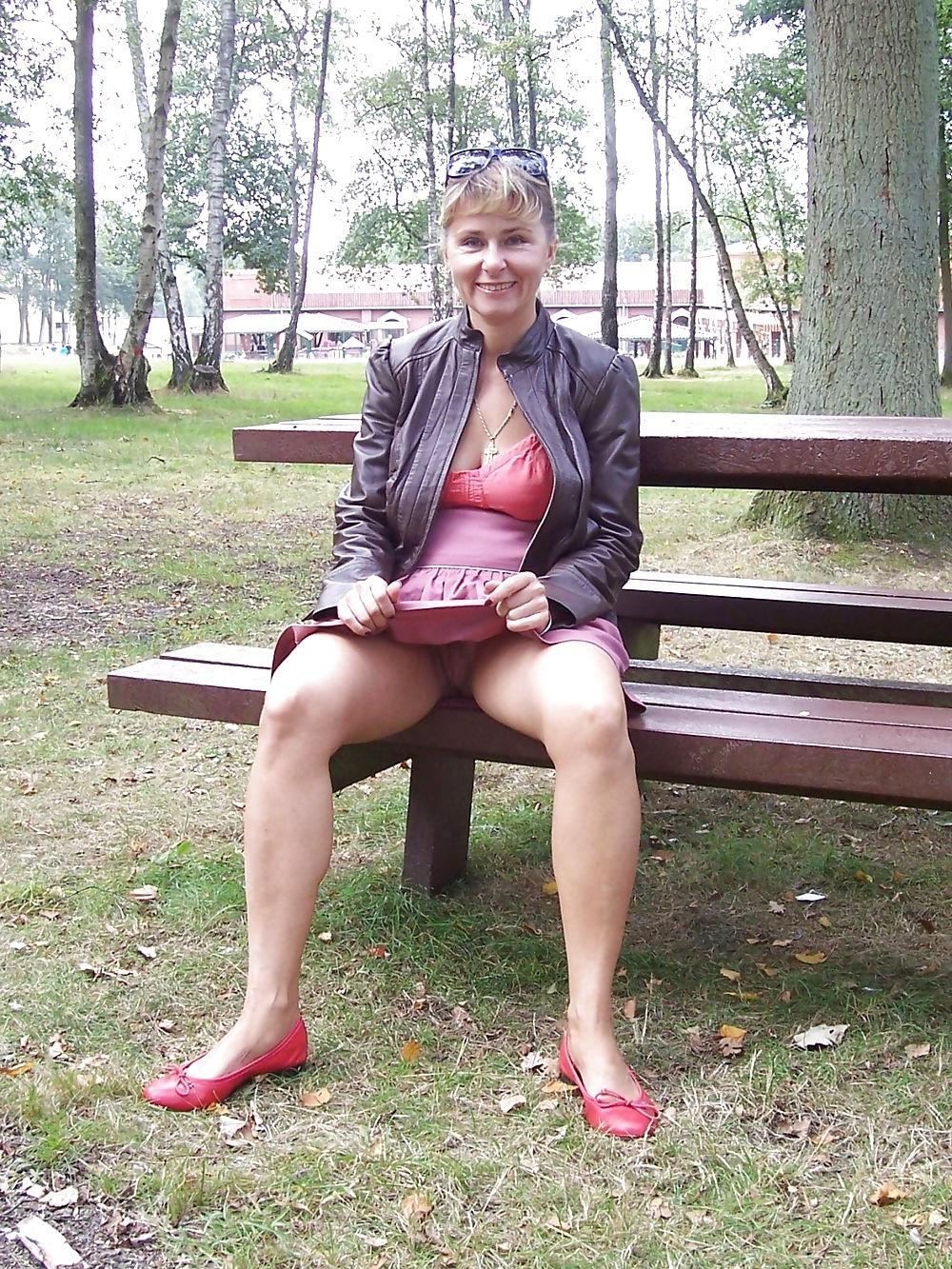 25P Amateur mature showing outdoors with out panties
